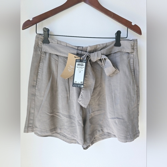 VERO MODA Mushroom Brown Grey Tan  Shorts with Tie Waist Size M - Picture 1 of 9